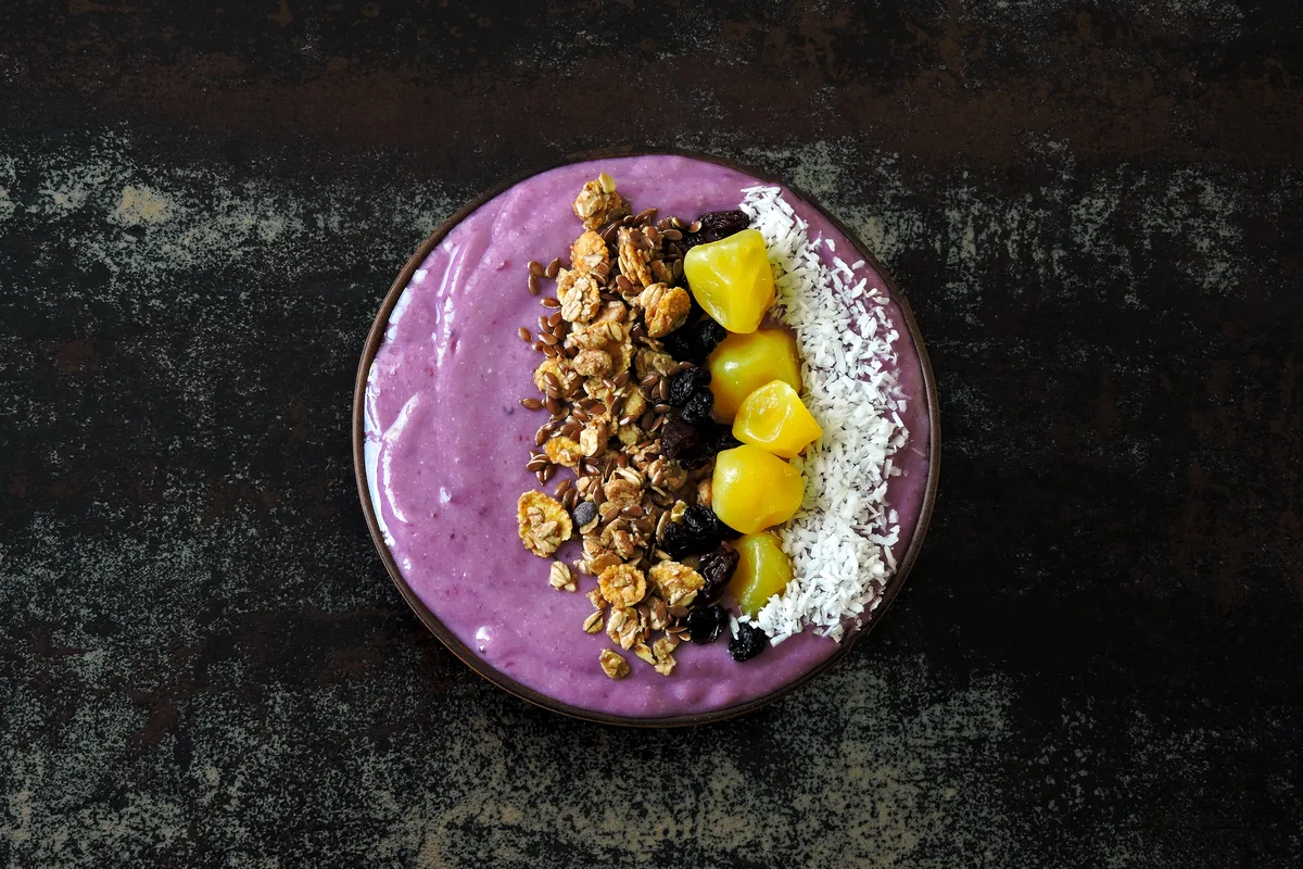 Blaubeer-Smoothie-Bowl mit Granola