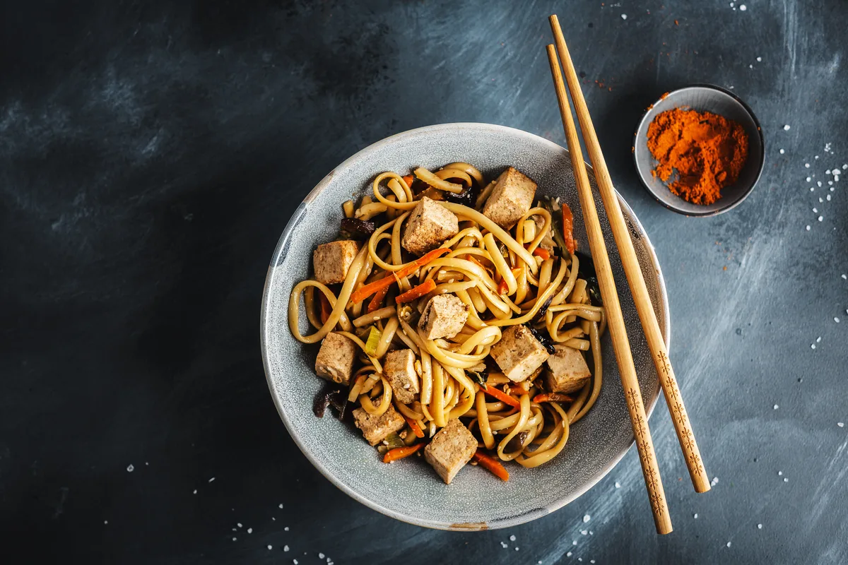Asia-Nudeln mit Tofu und Sriracha