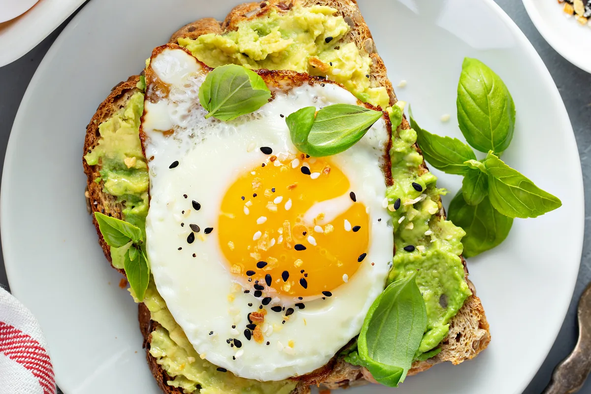 Avocado-Brot mit Spiegelei