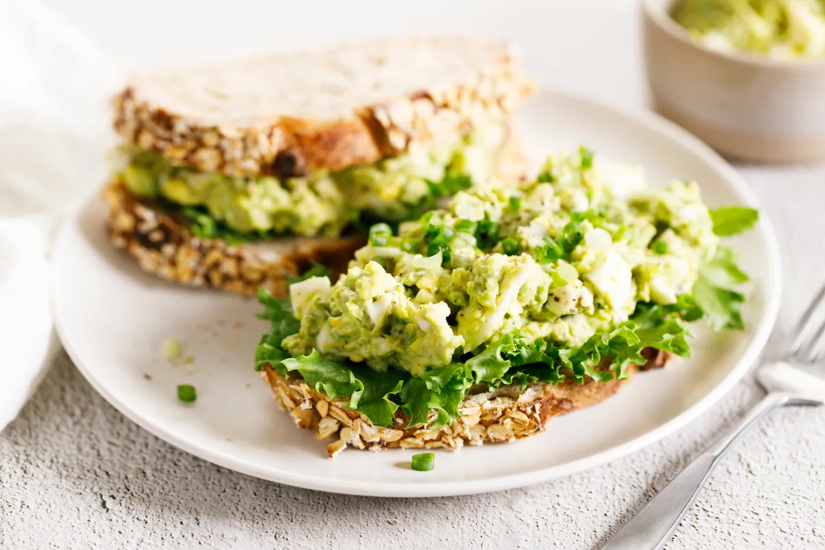 Toast mit Avocado-Ei-Salat