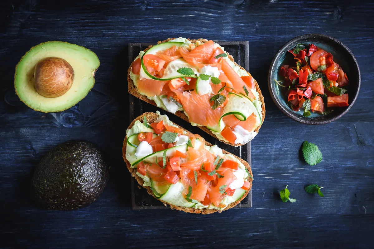 Avocado-Toast mit Räucherlachs