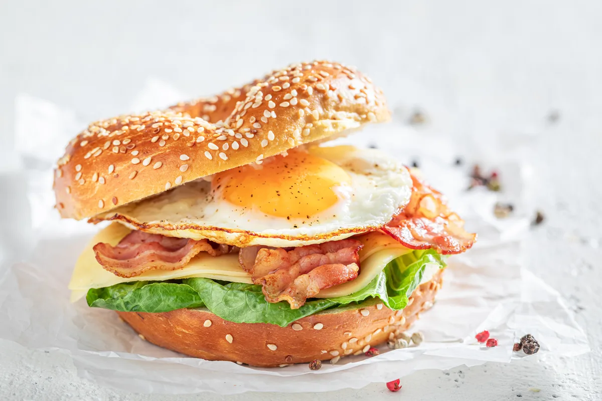 Bagel mit Spiegelei und Speck