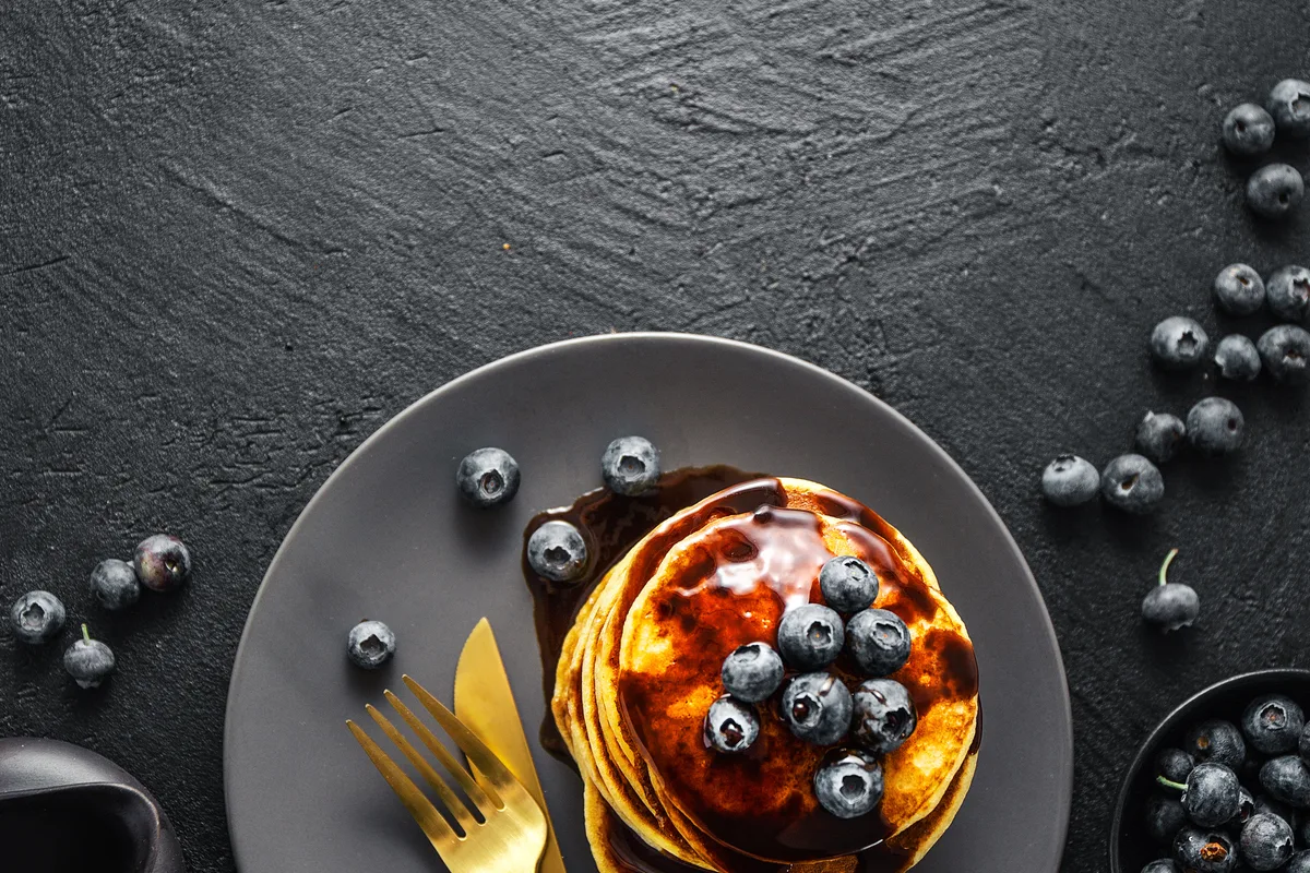 Blaubeer-Pancakes mit Ahornsirup
