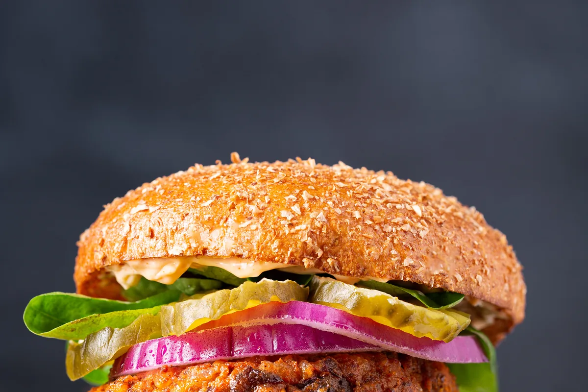 Schwarze-Bohnen-Burger mit Süßkartoffel