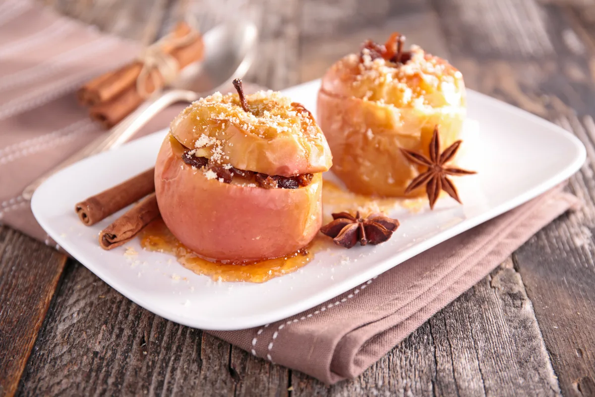Bratapfel mit Walnüssen und Rosinen