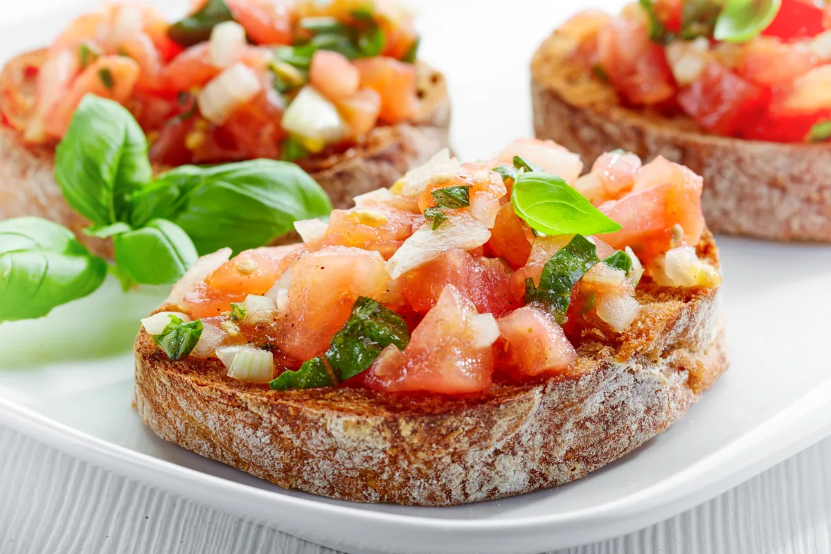 Bruschetta mit Tomate und Basilikum