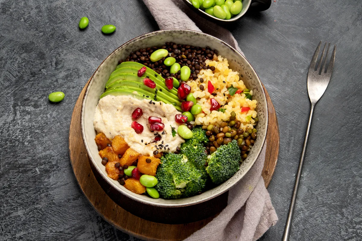 Buddha-Bowl mit Süßkartoffel und Tahini