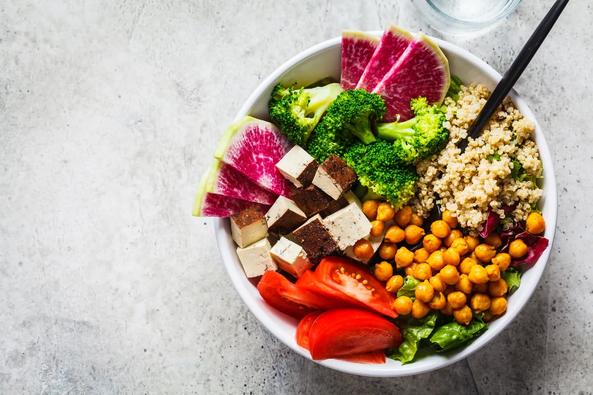 Buddha-Bowl mit Kichererbsen und Räuchertofu