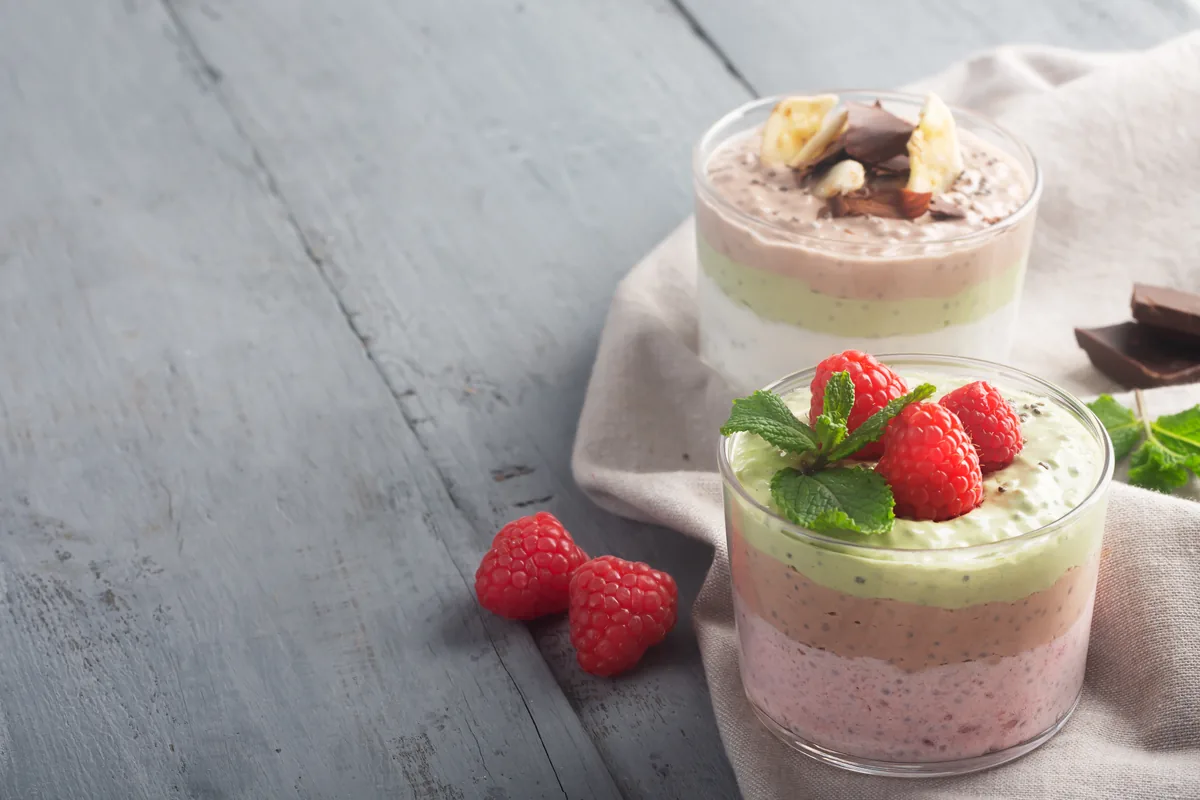 Chia-Pudding mit Matcha und Erdbeeren