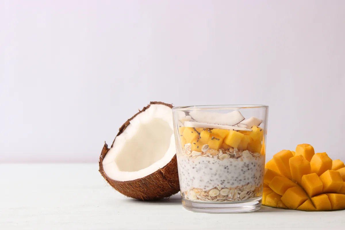Chia-Pudding mit Mango und Kokos
