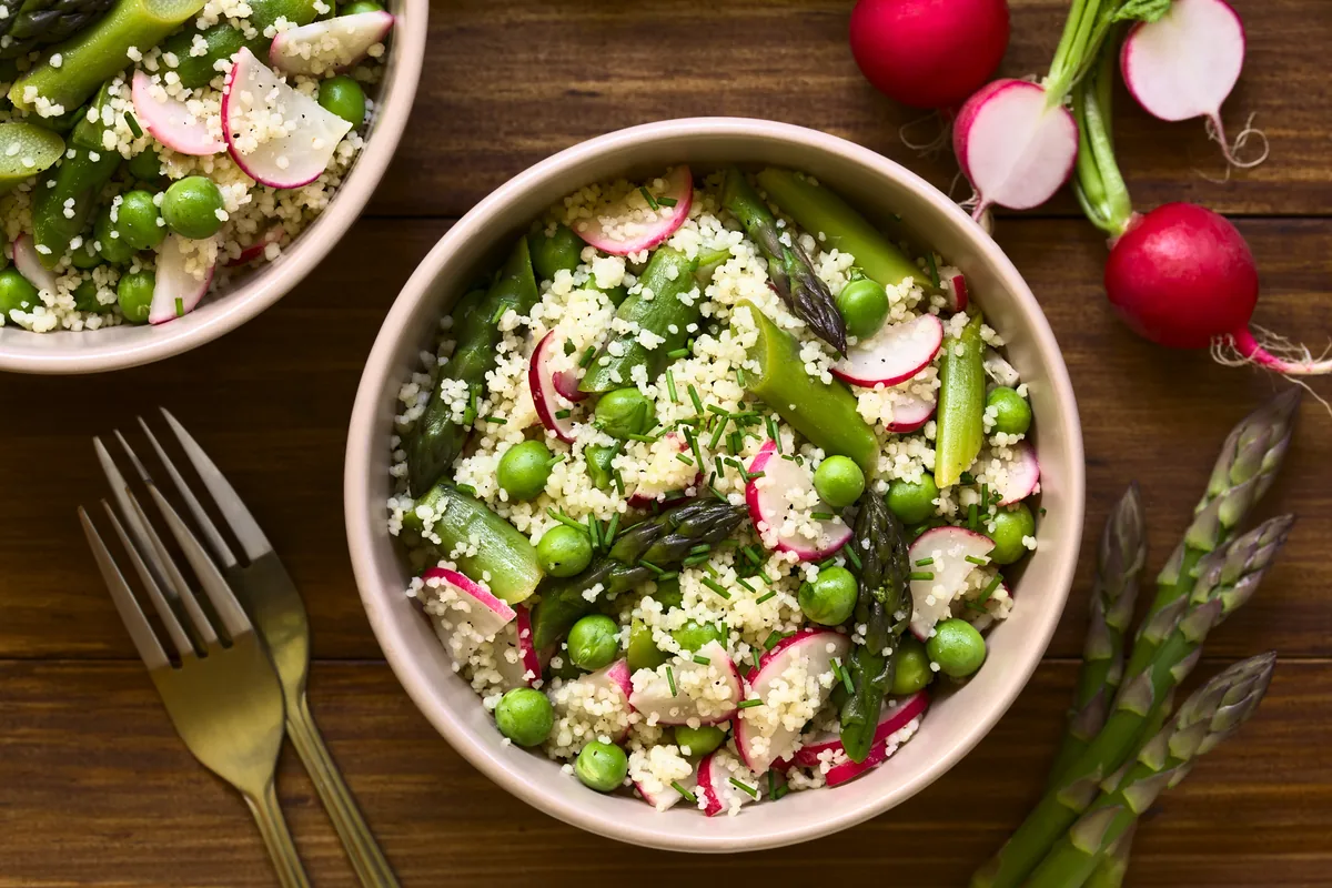 Couscous-Salat mit Spargel, Erbsen und Radieschen