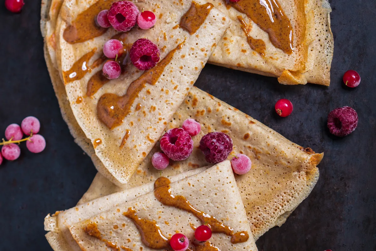 Crêpes mit Erdnussmus und Beeren