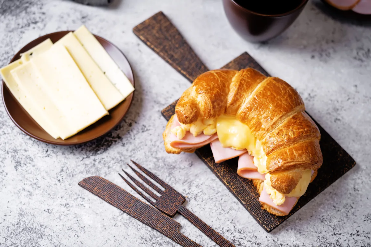 Croissant mit Rührei und Schinken