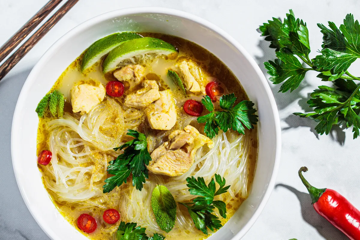 Grüne Curry-Nudelsuppe mit Hähnchen