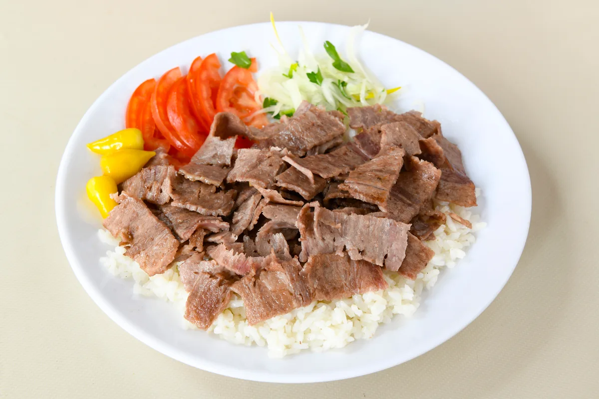 Döner-Teller mit Reis und Joghurt