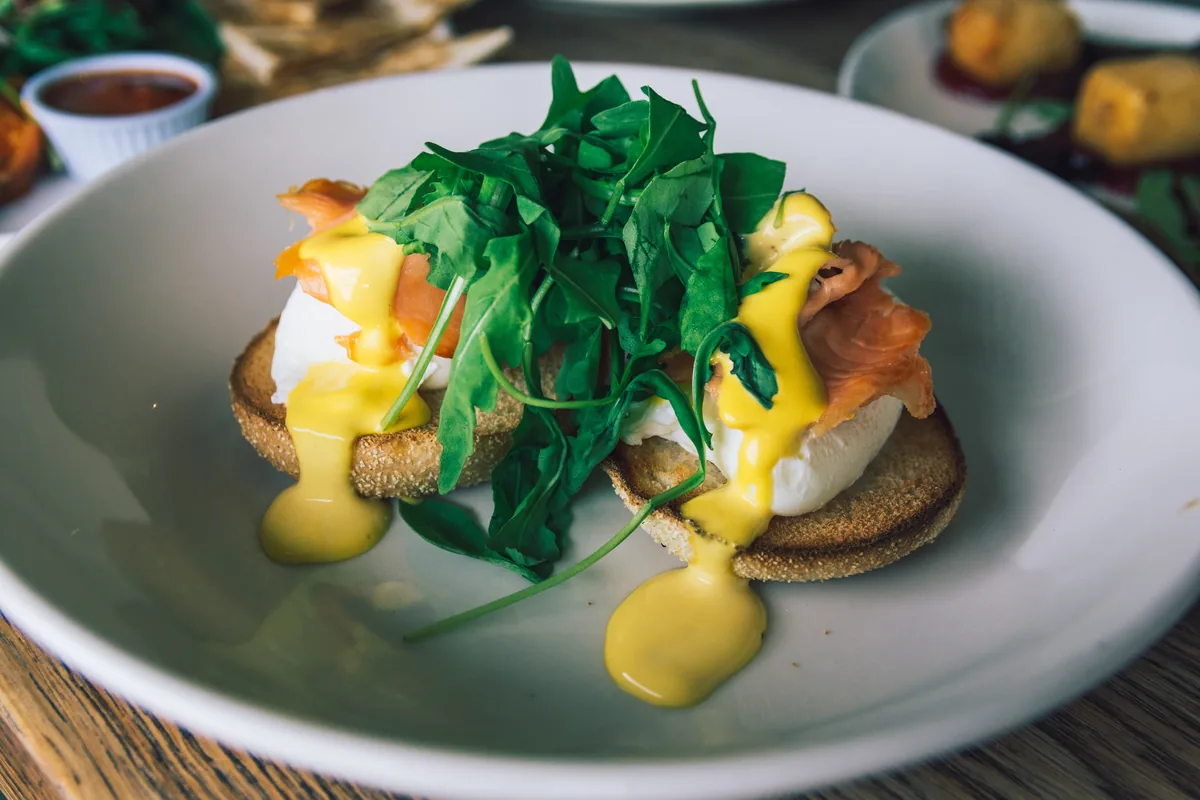 Eggs Royale mit Räucherlachs