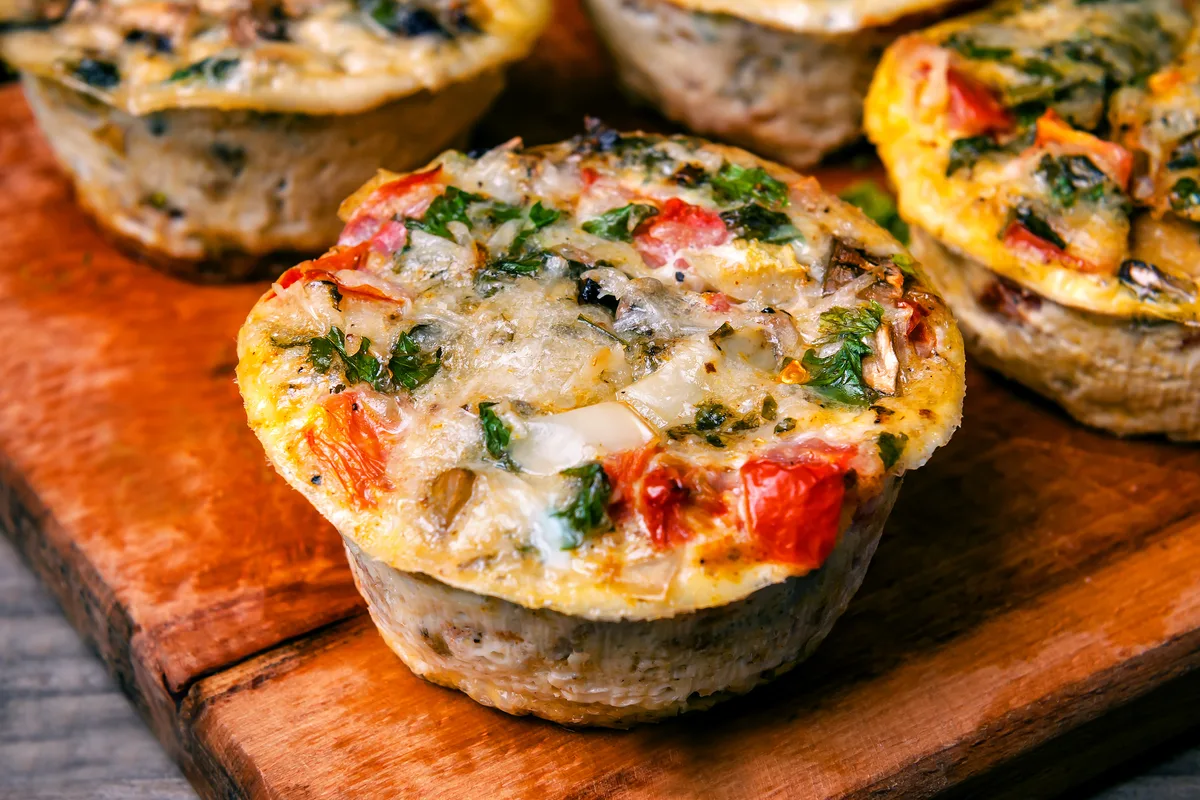 Ei-Muffins mit Gemüse und Käse
