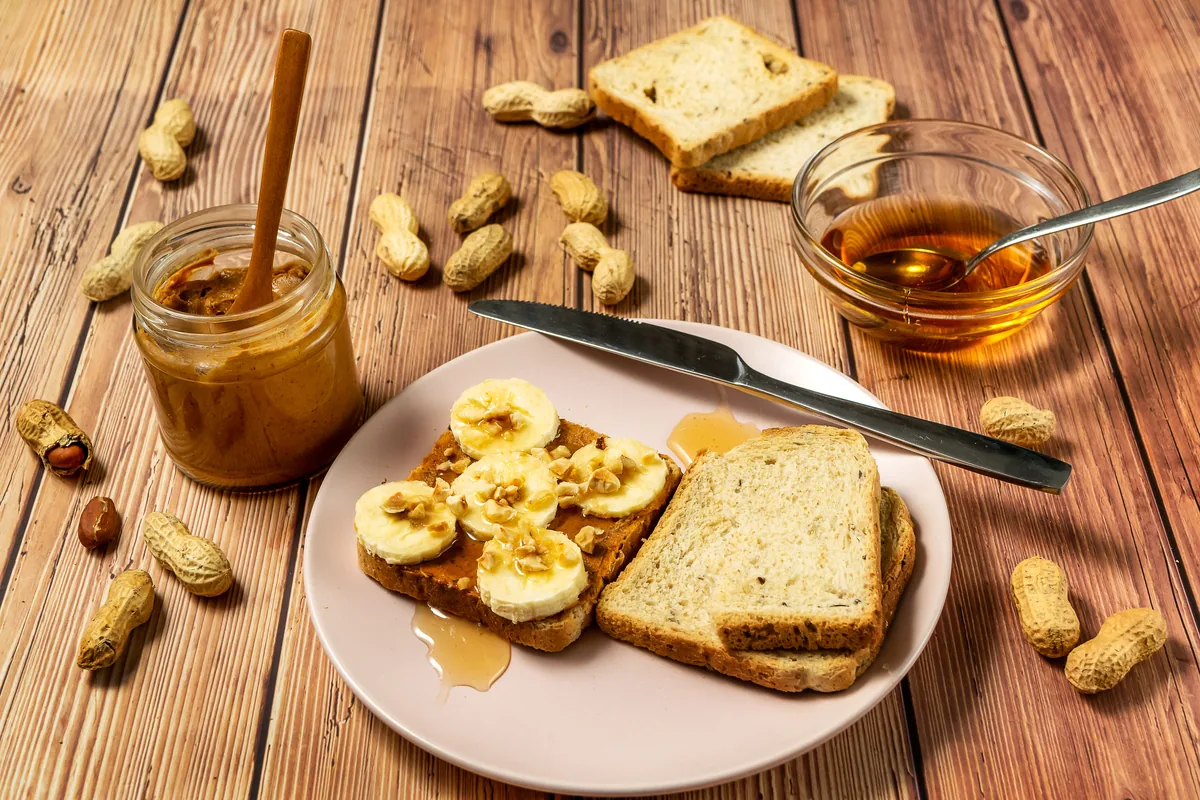 Toast mit Erdnussmus und Banane