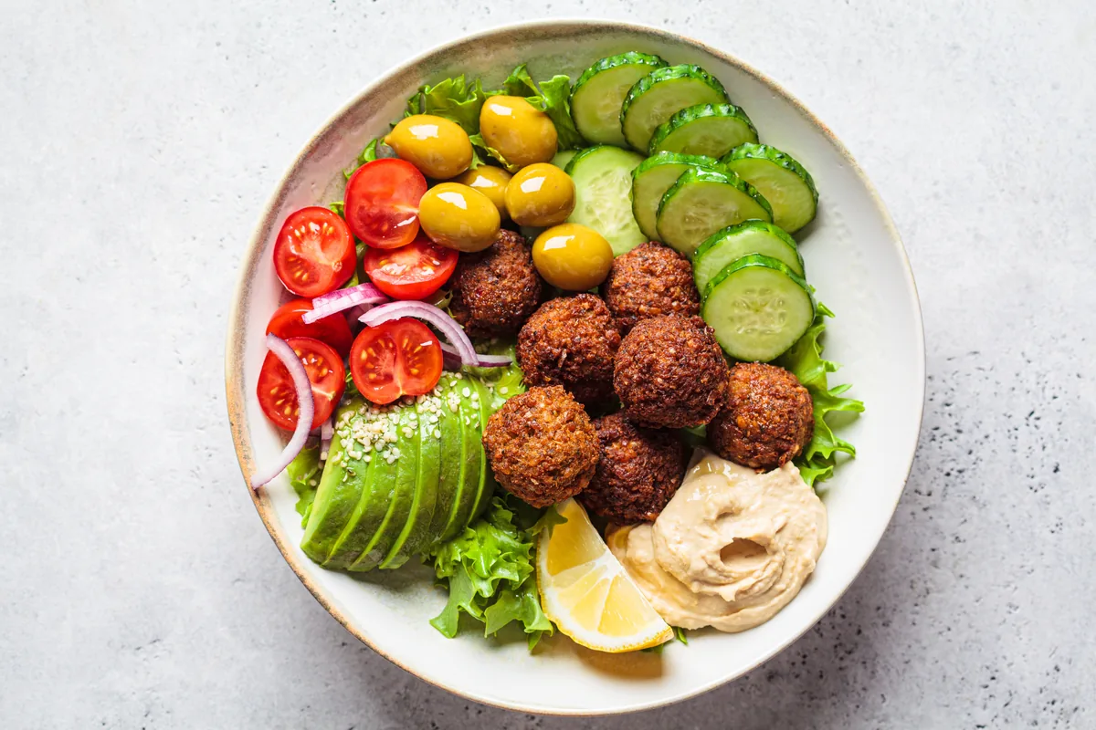 Falafel-Bowl mit Hummus