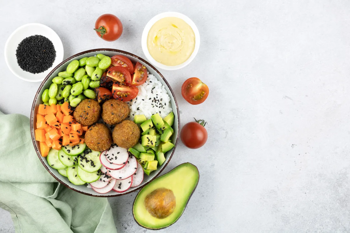 Falafel-Bowl mit Reis und Bohnen