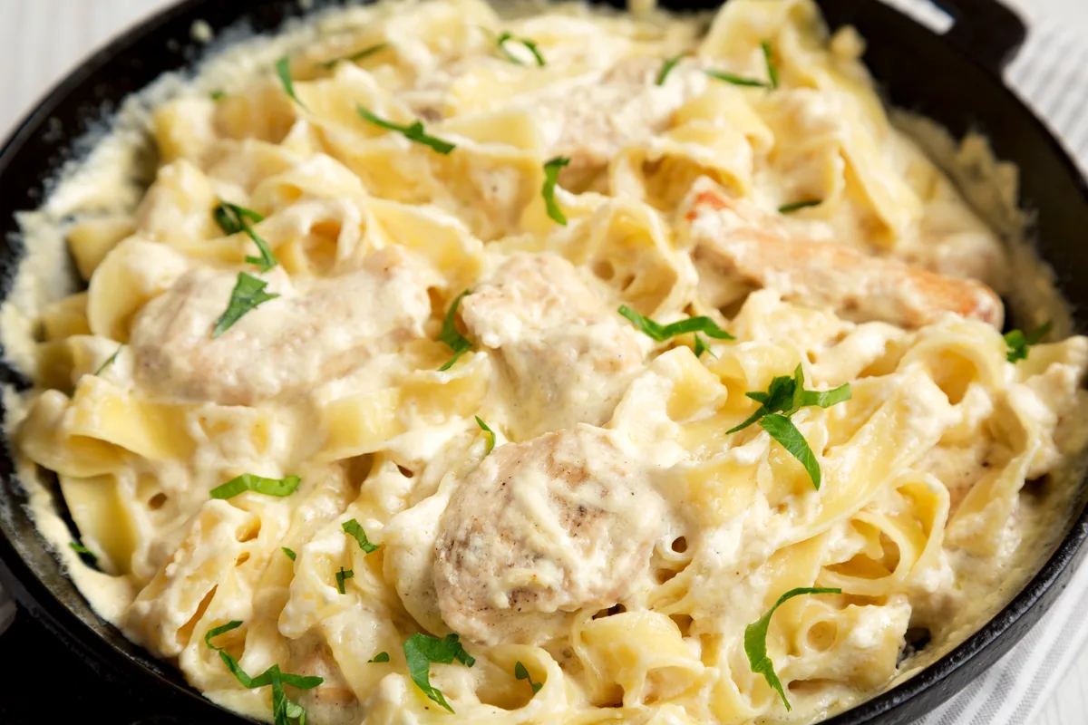 Fettuccine Alfredo mit Hähnchen