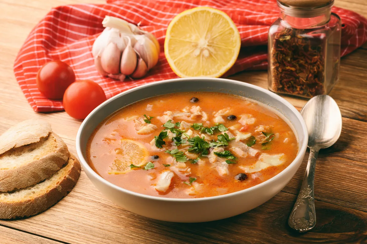 Fischsuppe mit Tomaten und Knoblauch