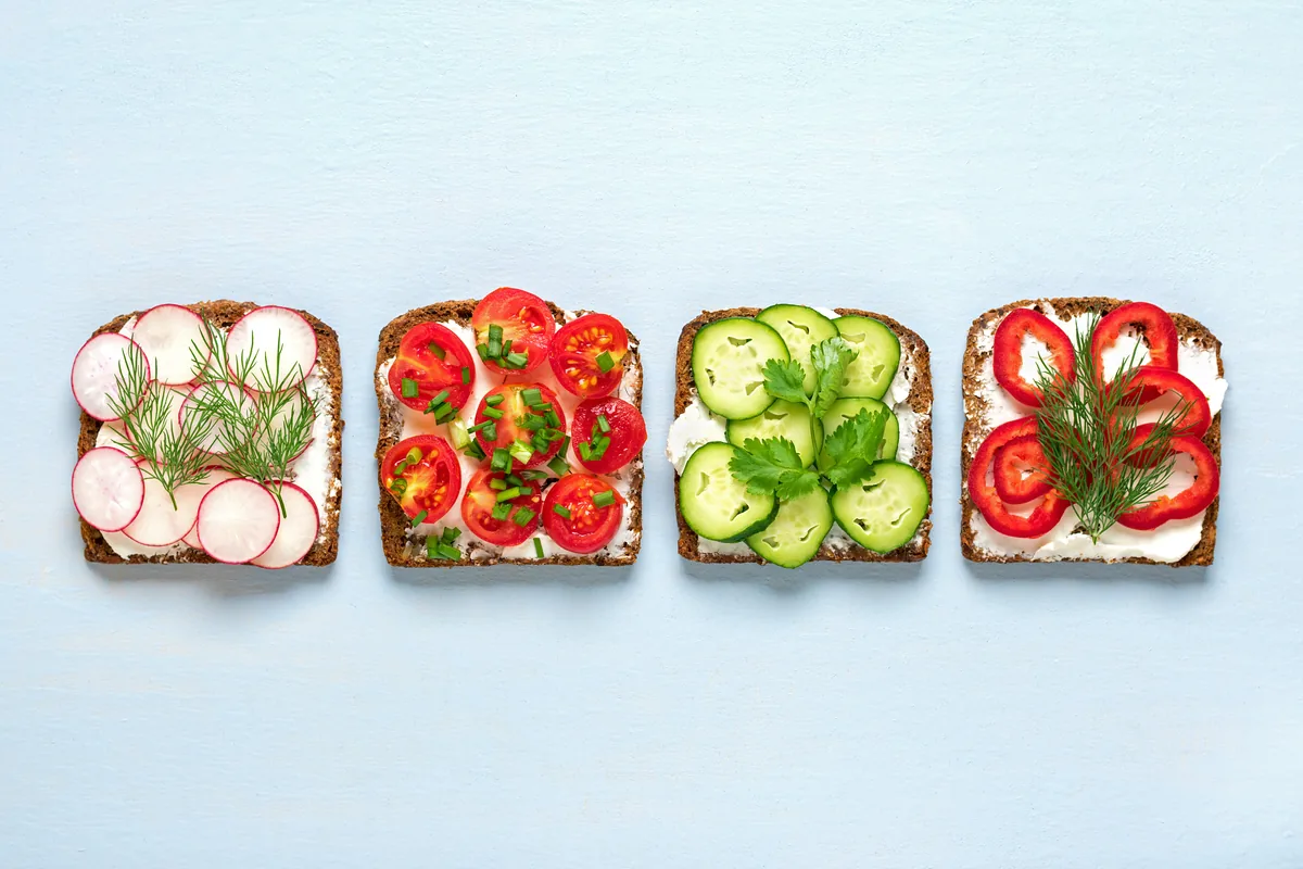 Frischkäse-Brote mit Gurke, Radieschen und Tomate