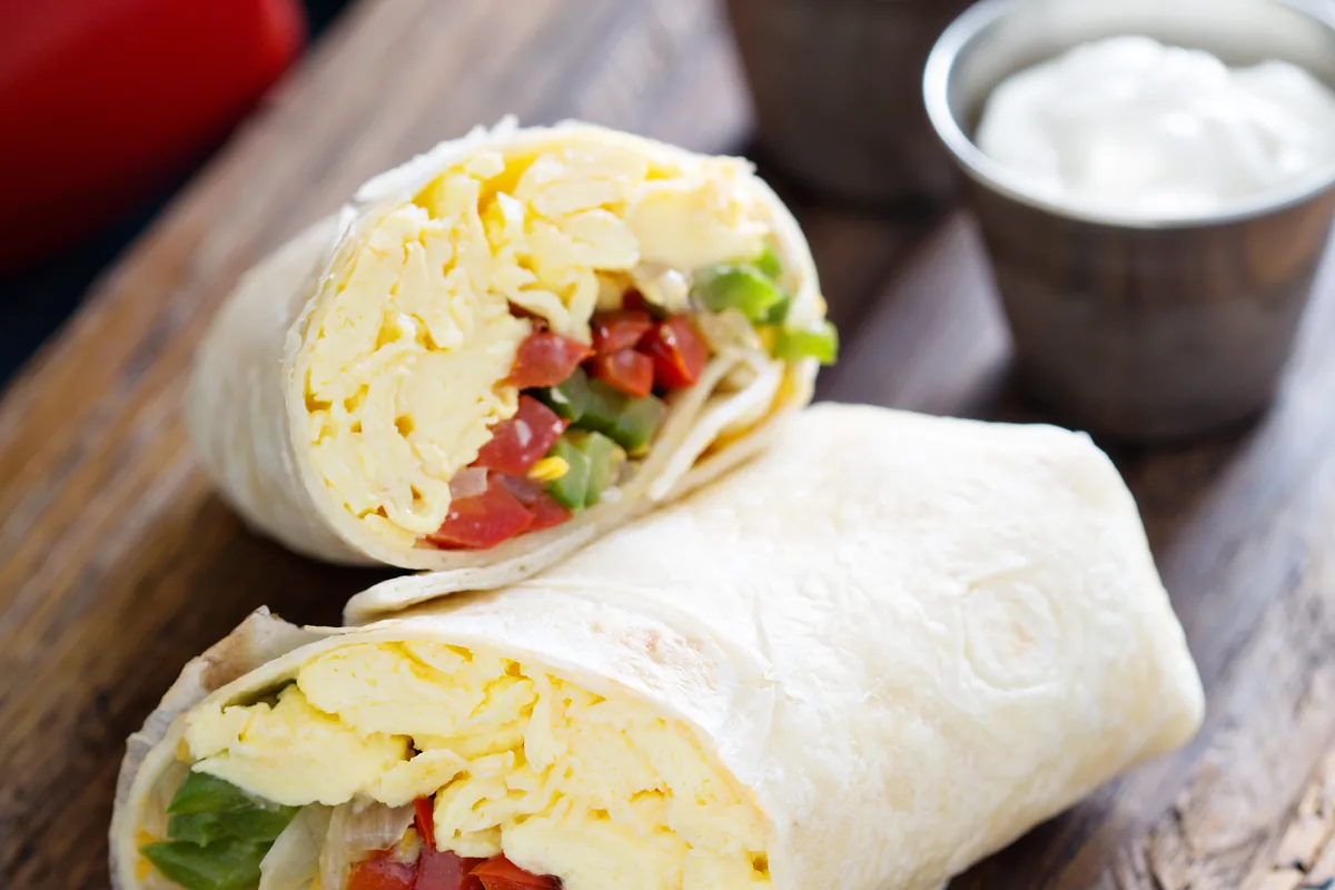 Frühstücks-Burrito mit Ei und Bohnen