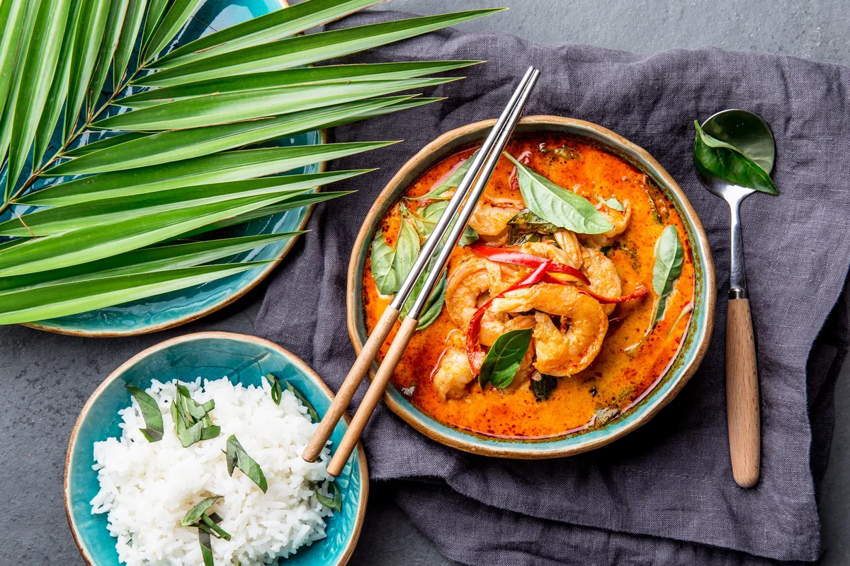Rotes Thai-Curry mit Garnelen