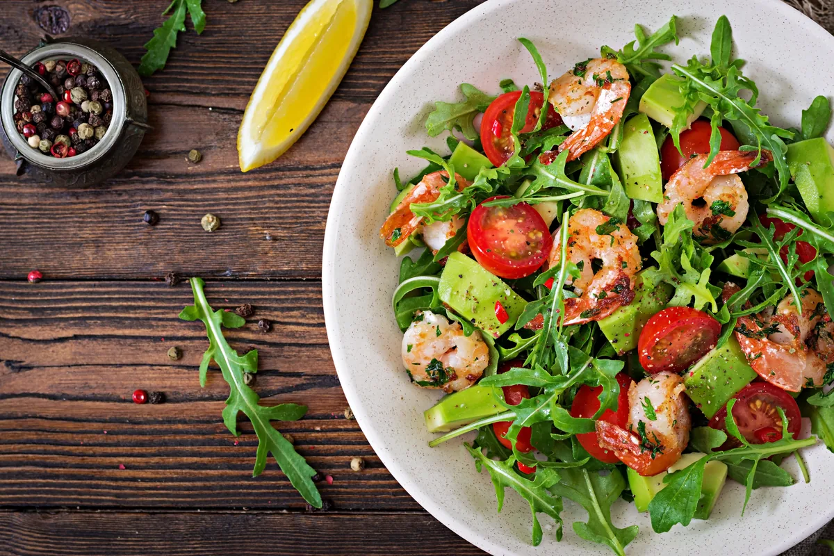 Garnelen-Salat mit Avocado und Rucola