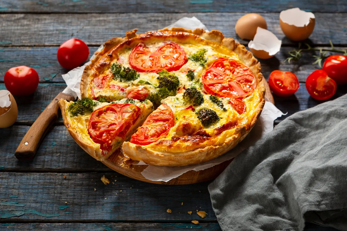 Gemüse-Quiche mit Tomaten und Brokkoli