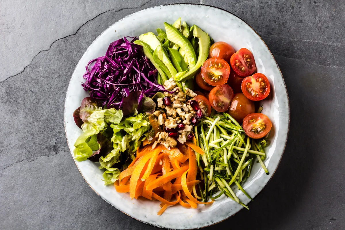 Bunter Salat mit Walnüssen und Kürbiskernen