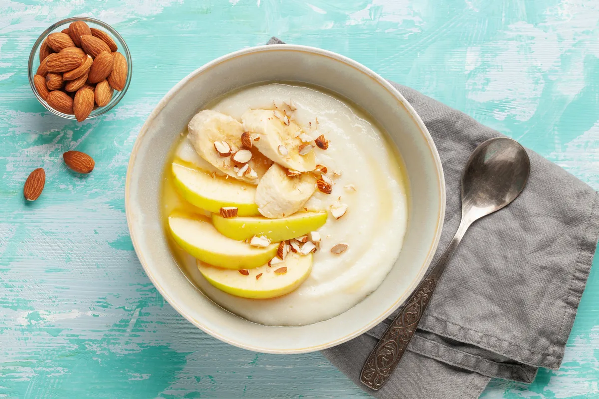 Grießbrei mit Apfel, Banane und Mandeln