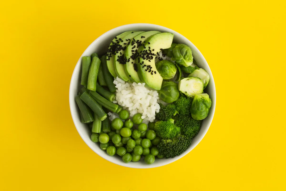Grüne Bowl mit Reis, Brokkoli und Edamame