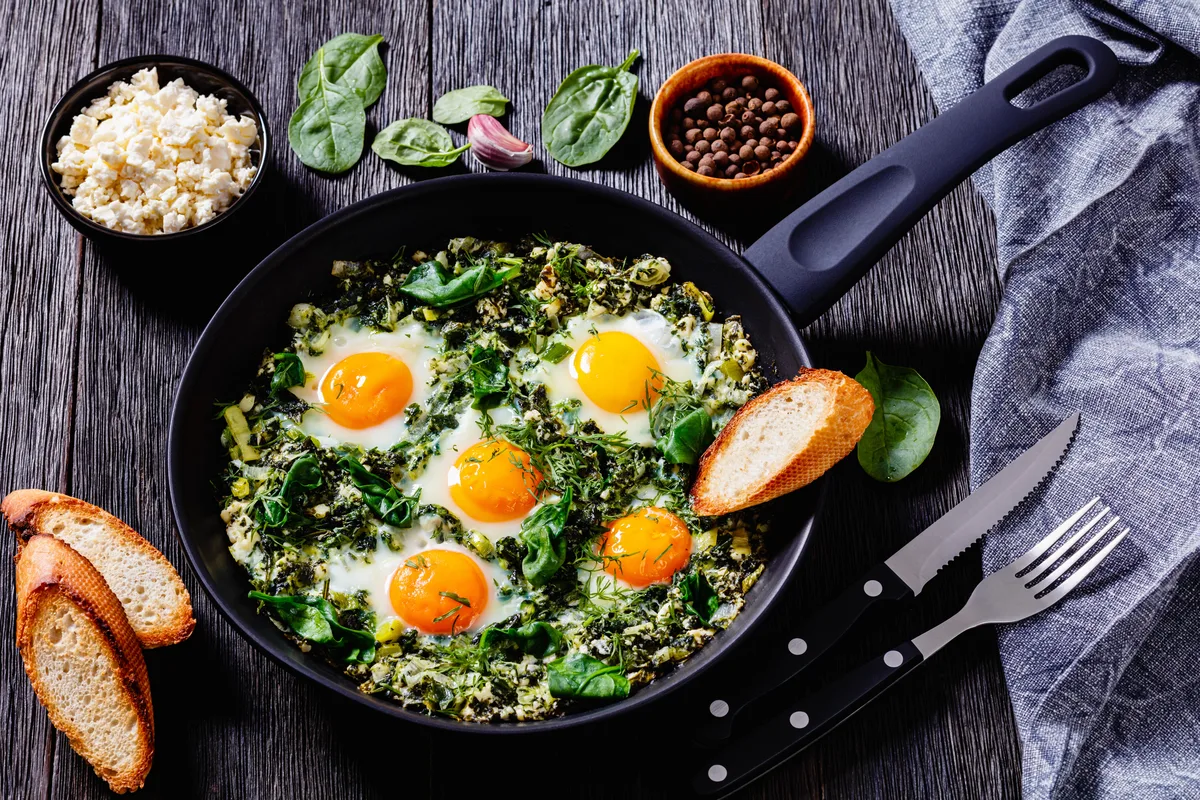 Grüne Shakshuka mit Spinat und Feta