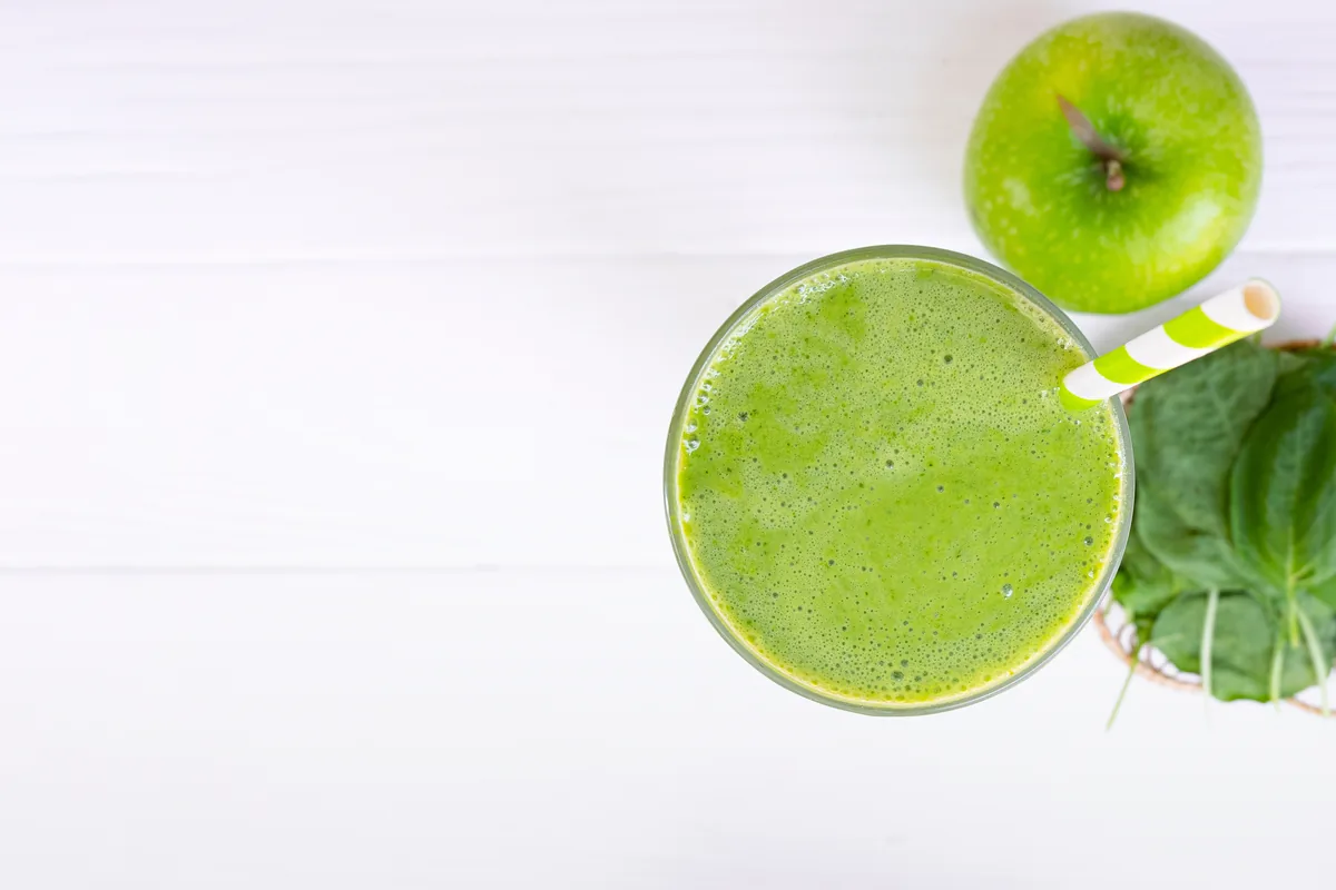 Grüner Smoothie mit Spinat und Apfel