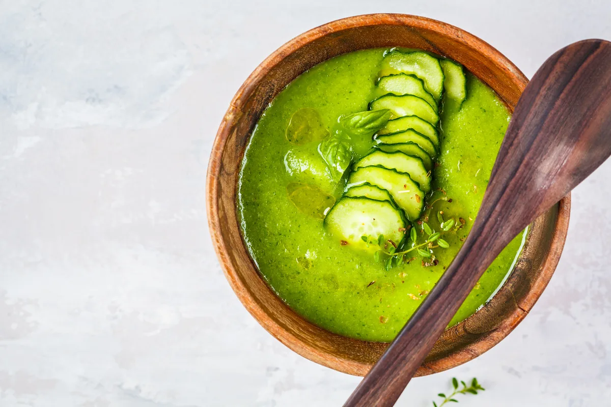 Kalte Gurkensuppe mit Avocado