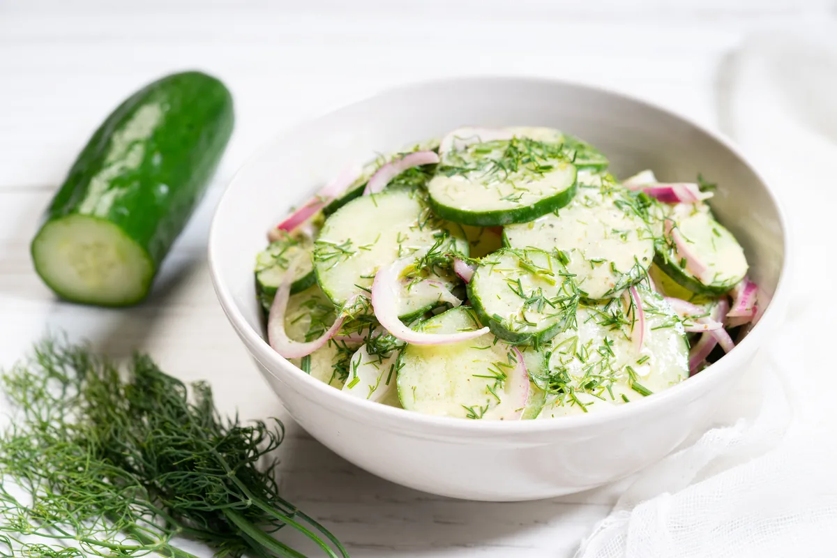 Gurkensalat mit roter Zwiebel und Dill