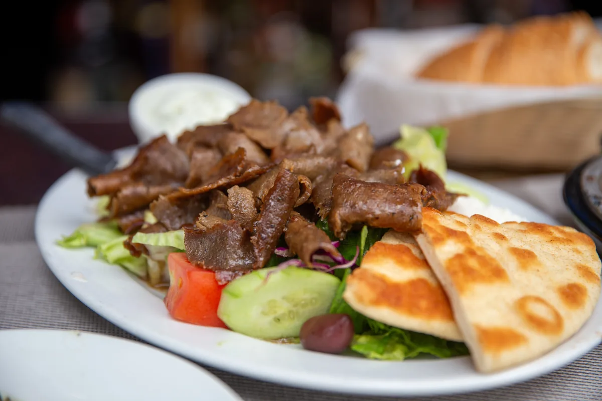 Gyros-Teller mit Pita und Salat