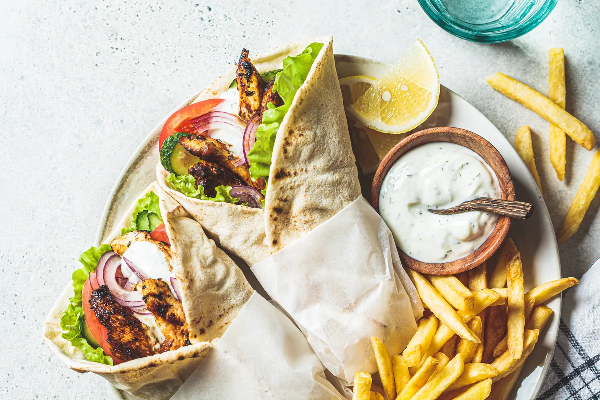 Hähnchen-Gyros mit Ofenkartoffeln und Tzatziki