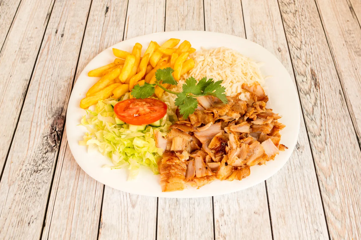 Hähnchen-Kebab-Teller mit Reis und Pommes