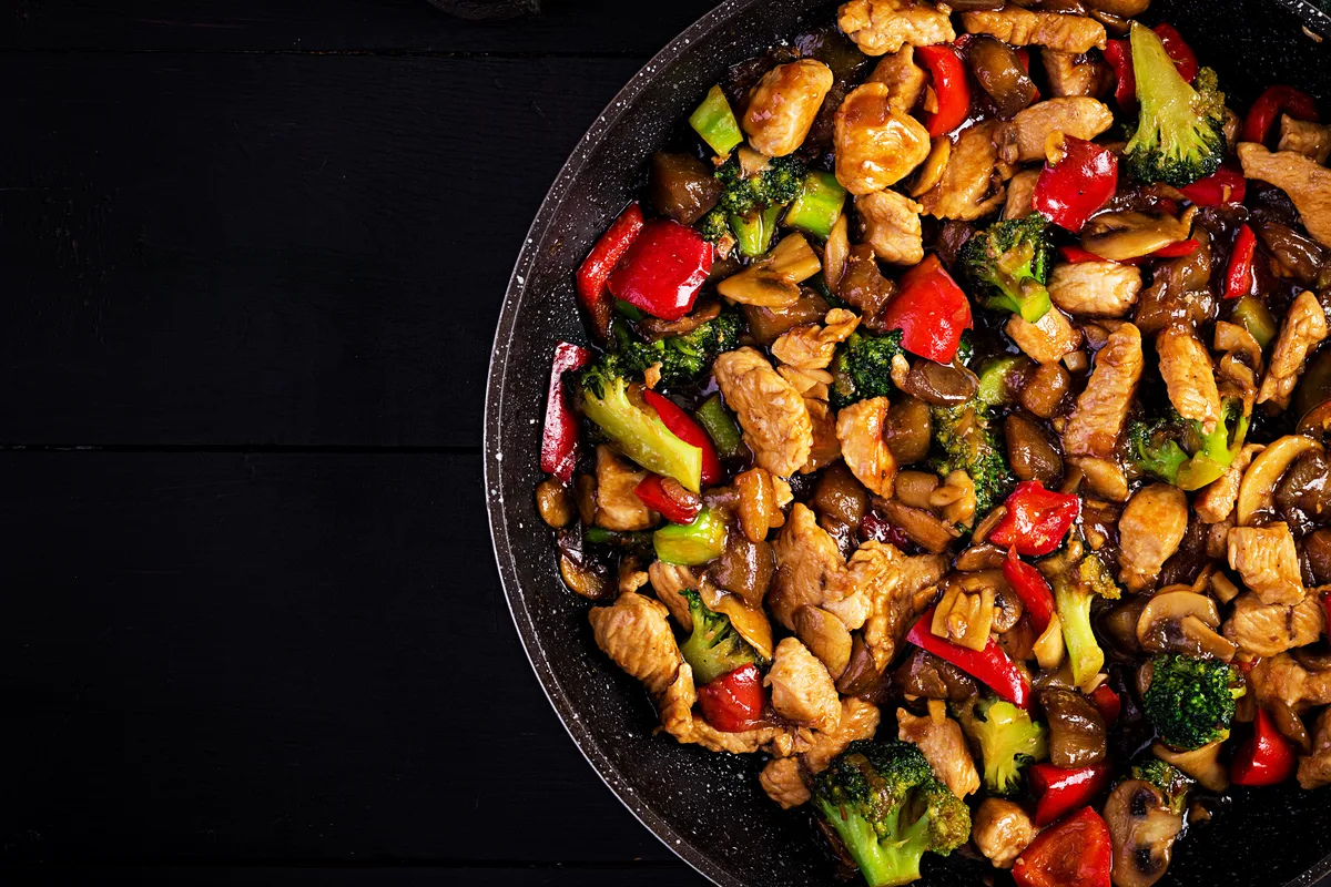 Hähnchen-Pilz-Wok mit Brokkoli und Paprika