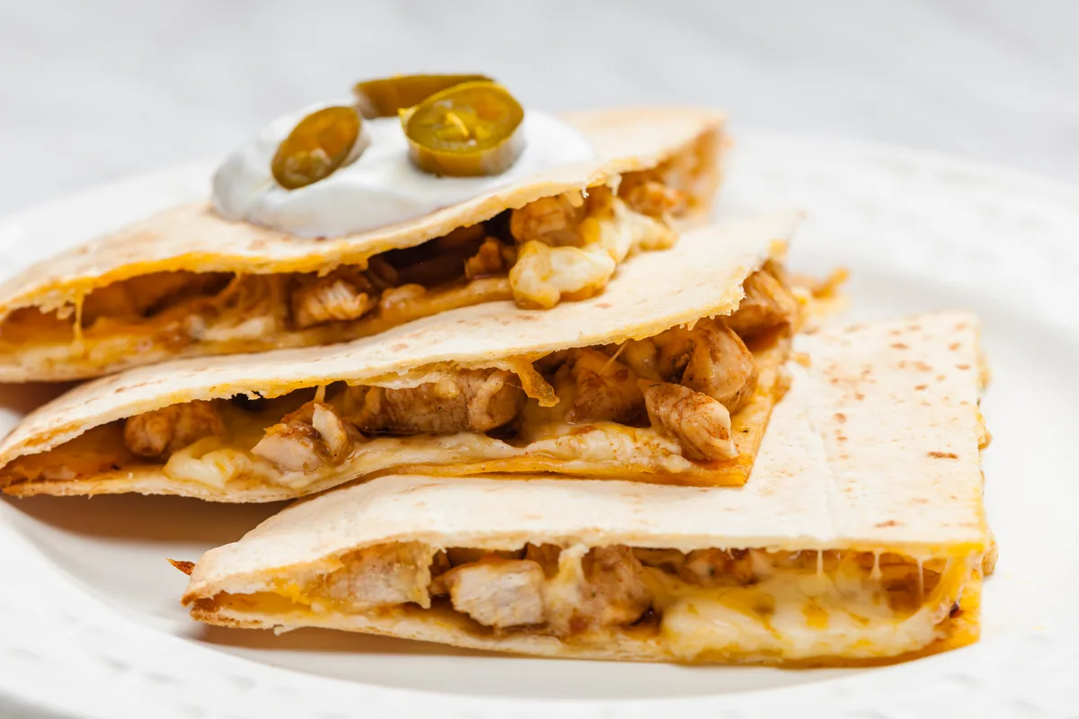 Hähnchen-Quesadilla mit Jalapeño