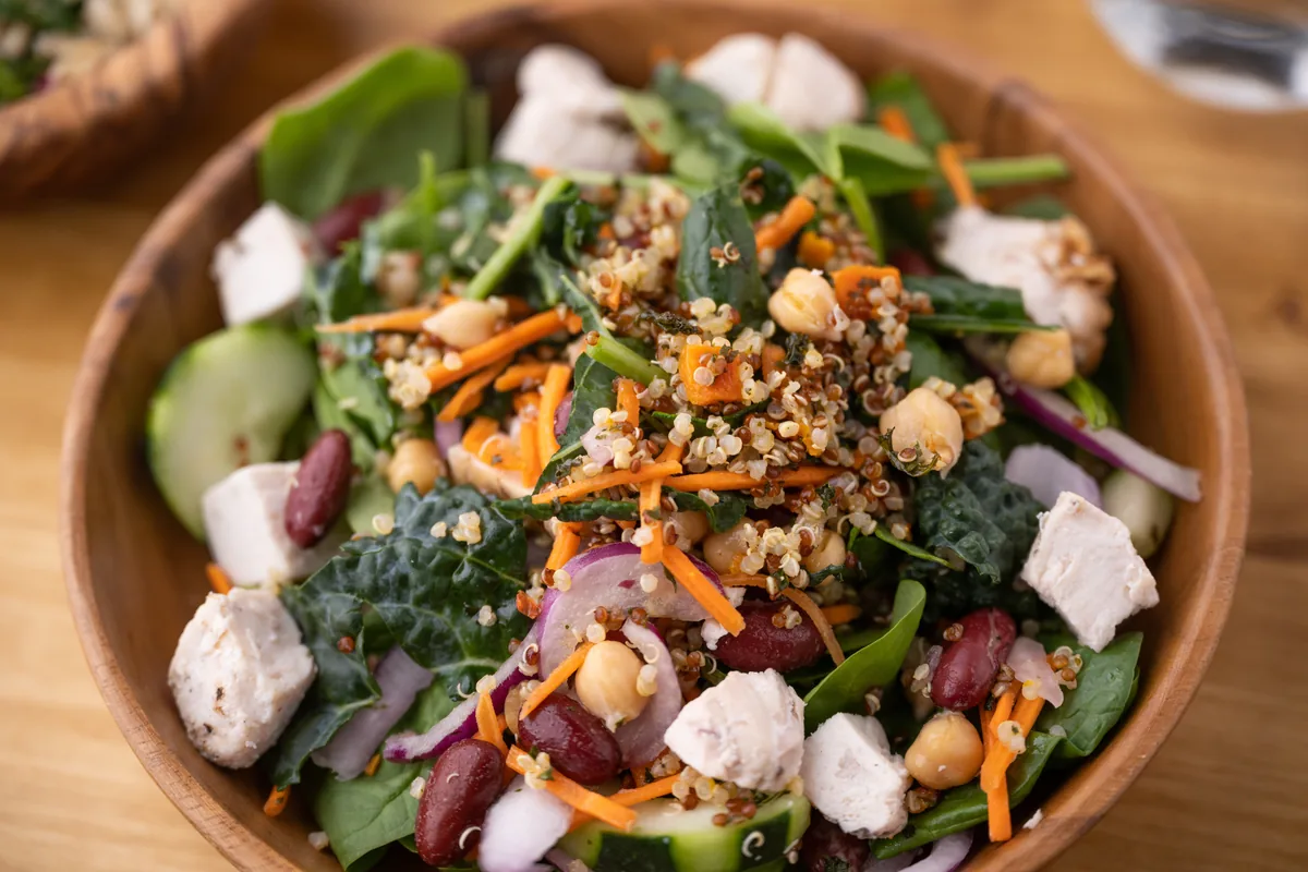 Hähnchen-Quinoa-Salat mit Bohnen