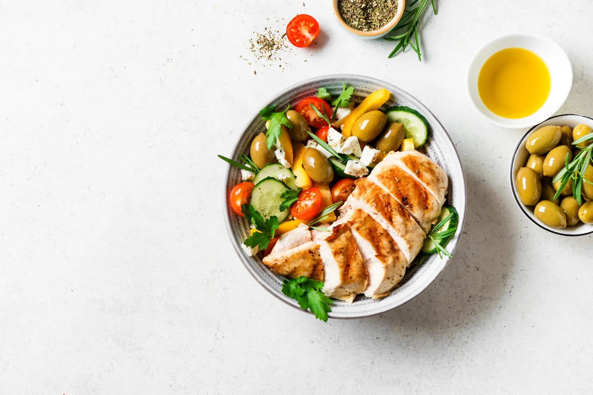 Griechischer Salat mit Hähnchen