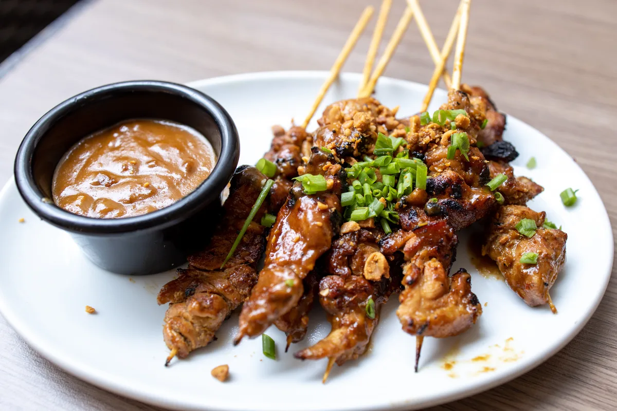 Hähnchen-Satay mit Erdnusssauce