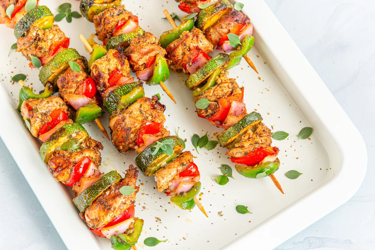 Hähnchen-Spieße mit Paprika und Zucchini