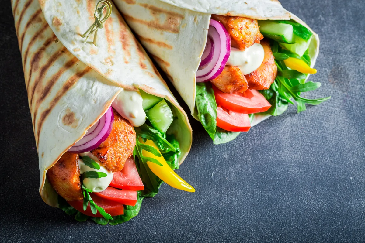 Hähnchen-Wrap mit Salat und Joghurt-Dressing