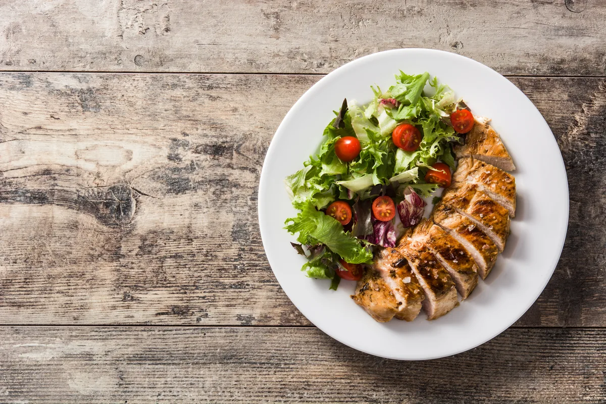 Gegrillte Hähnchenbrust mit Salat