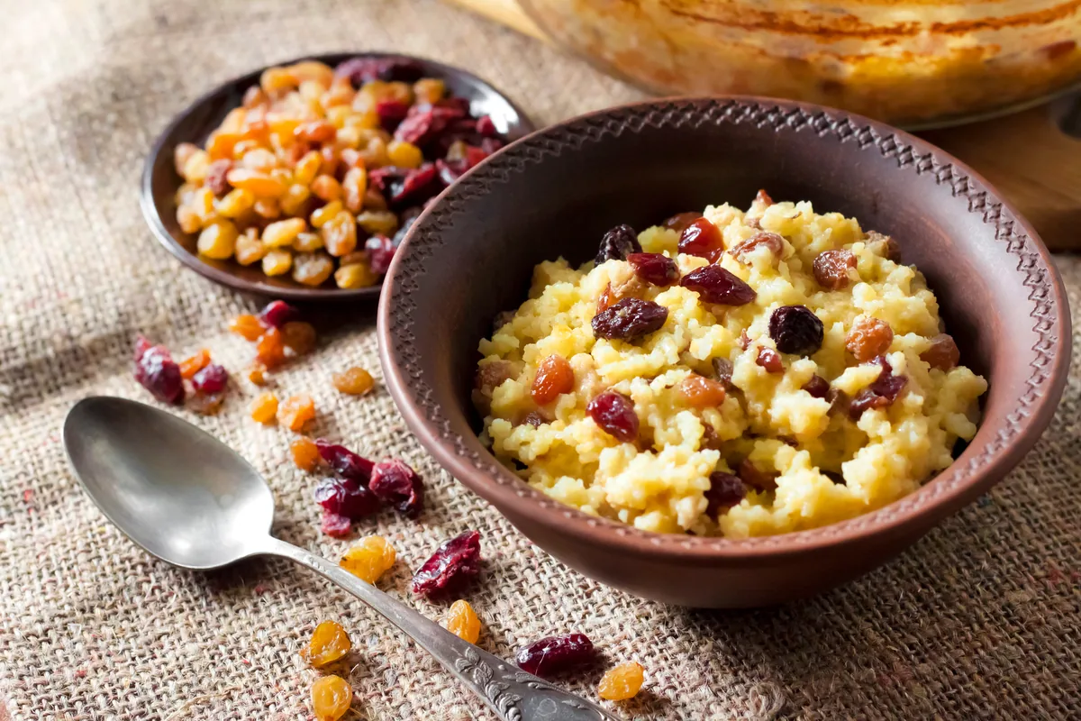 Hirsebrei mit Rosinen und Cranberries